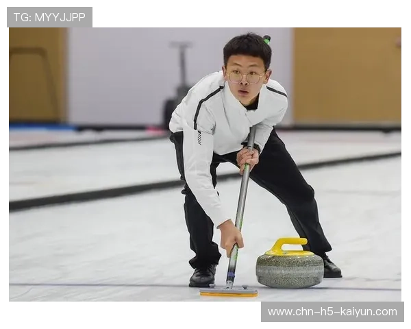 冰壶队员弯腰擦冰擦到脸红，队友笑成一片